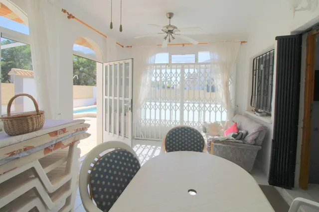 Chalet independiente con piscina privada, jardín y garaje en El Chaparral, Torrevieja — 6