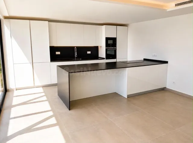 Ático de lujo con piscina infinity privada en Estepona, a 1 km de la playa — 4