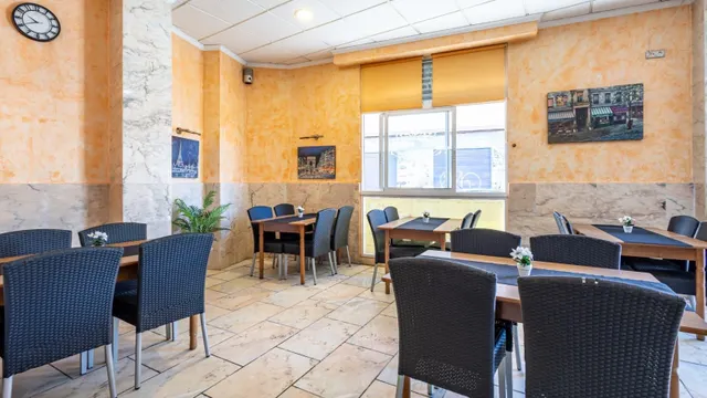 Local comercial listo para restaurante en pleno centro de Torrevieja — 6