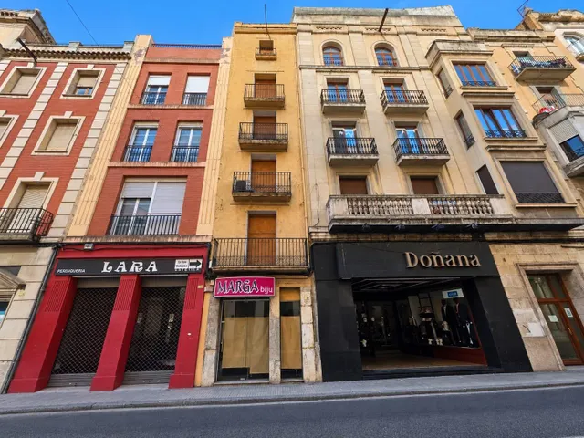 Edificio en venta en pleno centro de Tortosa: local acondicionado, división horizontal y terrado con vistas — 33