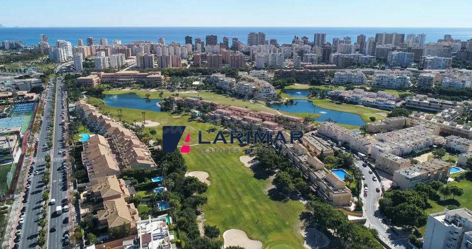 Chalet Adosado en el Campo de Golf de Alicante junto a Playa de San Juan