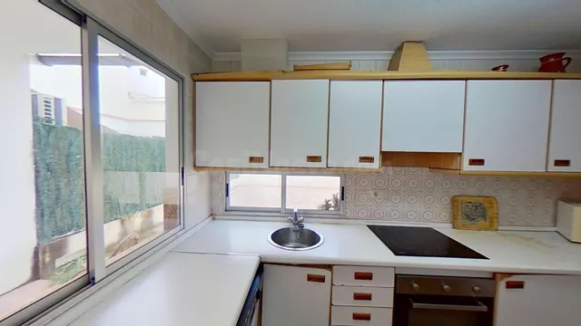 Amplia vivienda en las faldas del castillo de Santa Barbara — 3