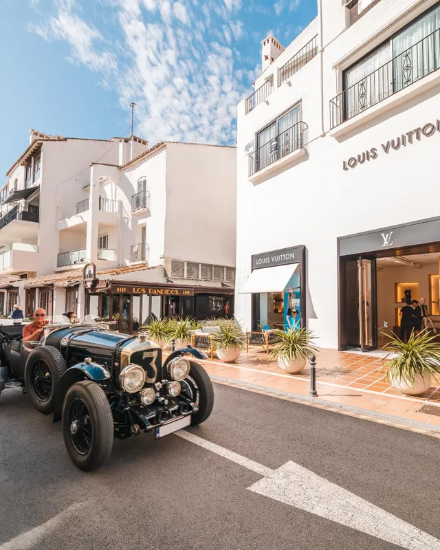 Espectacular Local Comercial en Puerto Banús con una Ubicaci - foto 2