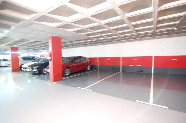 Amplia Plaza de Garaje en Badalona - Seguridad y Comodidad - foto 2