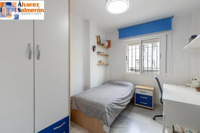 Casa independiente con piscina en La Zubia. — 12