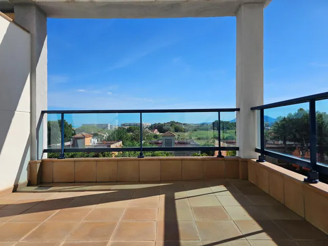 Ático dúplex en dénia: dos terrazas, vistas al mar y una urbanización para disfrutar todo el año — 9