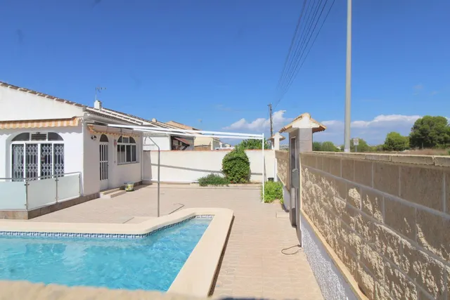 Chalet independiente con piscina privada, jardín y garaje en El Chaparral, Torrevieja — 2