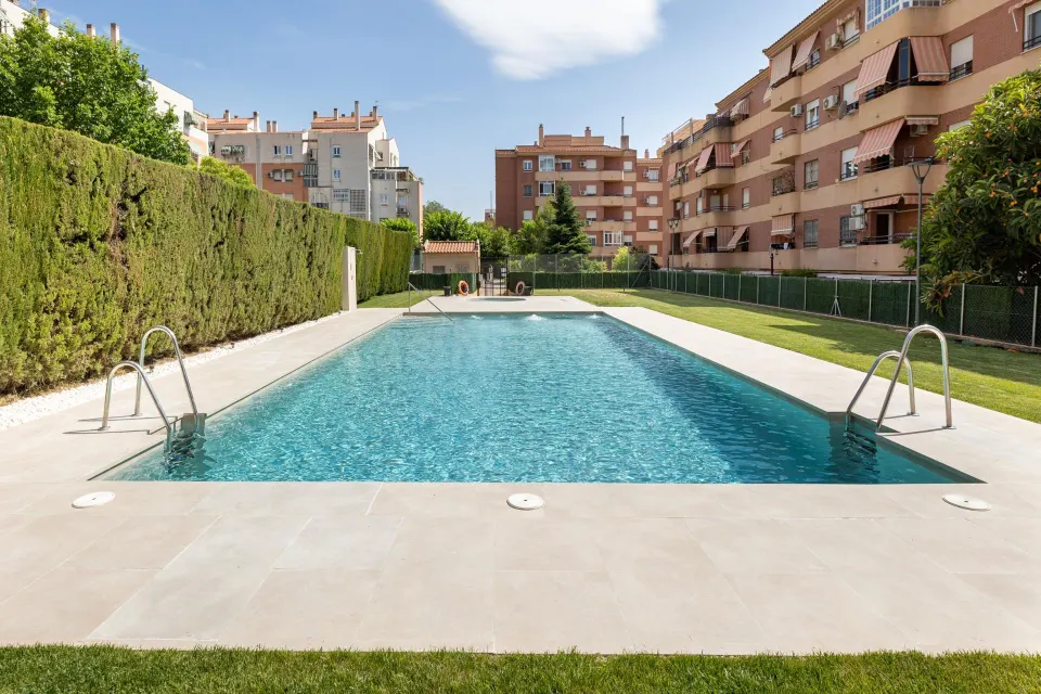 PISO DE 2 DORMITORIOS EN URBANIIZACIÓN CON PISCINA EN PARQUE NUEVA GRANADA