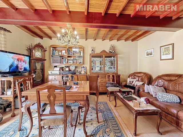 CASA EN VENTA EN RIANXO CON PATIO Y HORREO — 3
