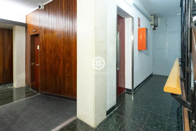 Luminoso piso exterior junto al Hospital Clínic y la Escola Industrial. — 23
