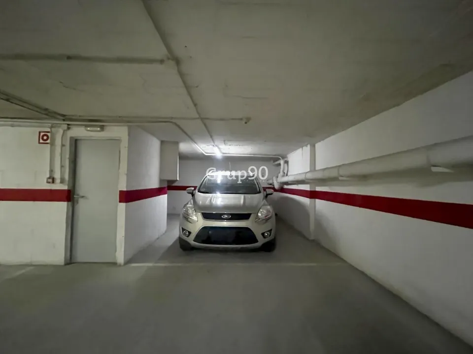 En venta amplia plaza de parking con trastero en Av. Garrigues