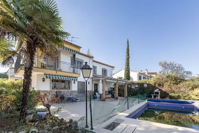 Chalet independiente con muchas posibilidades en Gojar. - foto 4