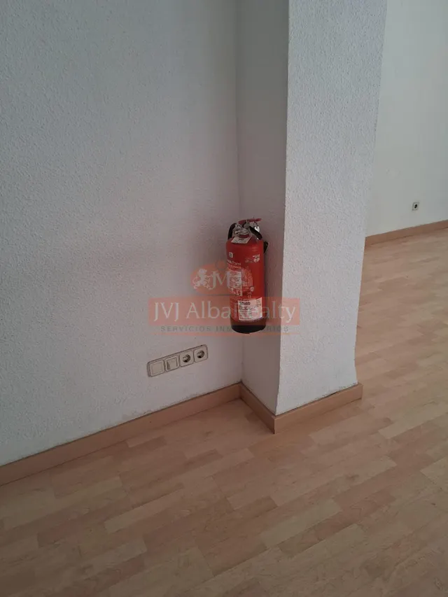EN VENTA O ALQUILER ESPECTACULAR LOCAL EN ZONA INDUSTRIA — 9