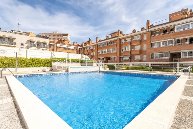 Piso con piscina zona alta de Reus — 35