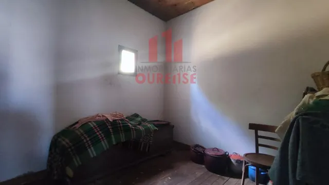 CASA INDEPENDIENTE DE PIEDRA CERCA DE LA MANCHICA Y PRÓXIMA A LA ENTRADA DE LA AG-31, dirección a Ourense-Celanova. — 27