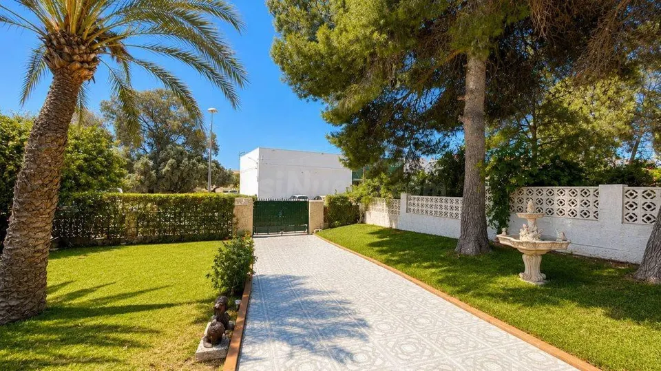MAGNIFICO CHALET ADOSADO CON GRAN PARCELA, JARDIN Y PISCINA PRIVADA