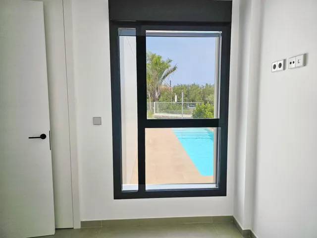 Apartamento en planta baja de obra nueva en exclusiva urbanización en primera línea de playa — 12