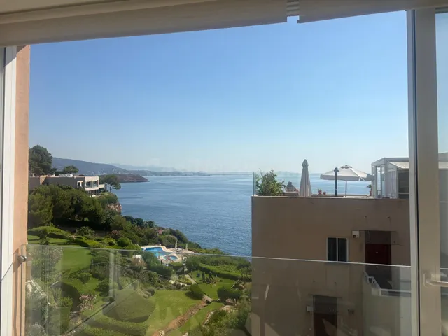 Exclusivo Piso con Impresionantes Vistas al Mar y Acceso Pri