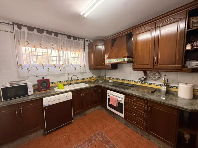 AMPLIA CASA DE DOS PLANTAS + BUHARDILLA Y AZOTEA EN SANTA CRUZ – A SOLO 15 MINUTOS DE CÓRDOBA — 12