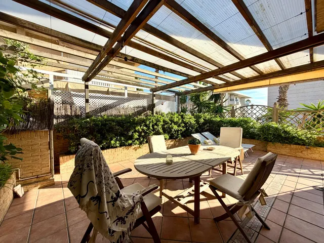 Chalet adosado esquinero con jardín privado, terrazas y garaje doble en La Patacona — 9