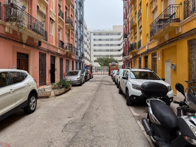BAJO CON DISTRIBUCIÓN DE VIVIENDA Y PATIO EN GRAU DE VALENCIA — 38