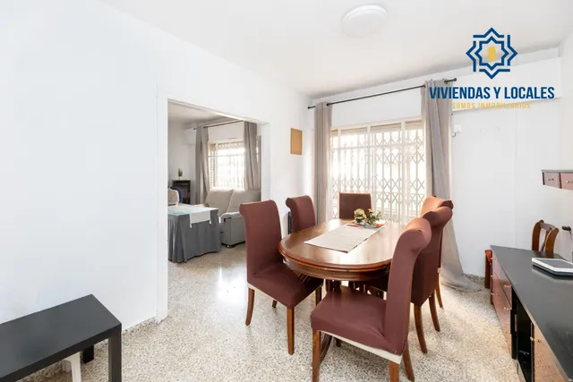 Venta de piso de 4 dormitorios y 2 baños en Granada (Zona Centro) — 3