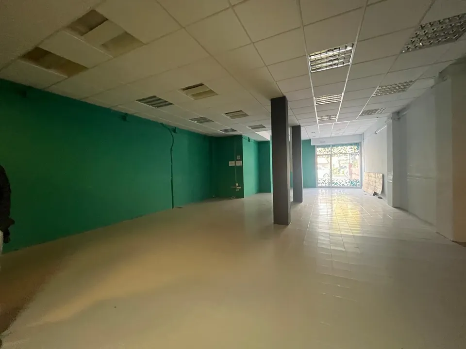 Local en Igualada con 350 m2 por 150.000 Euros.