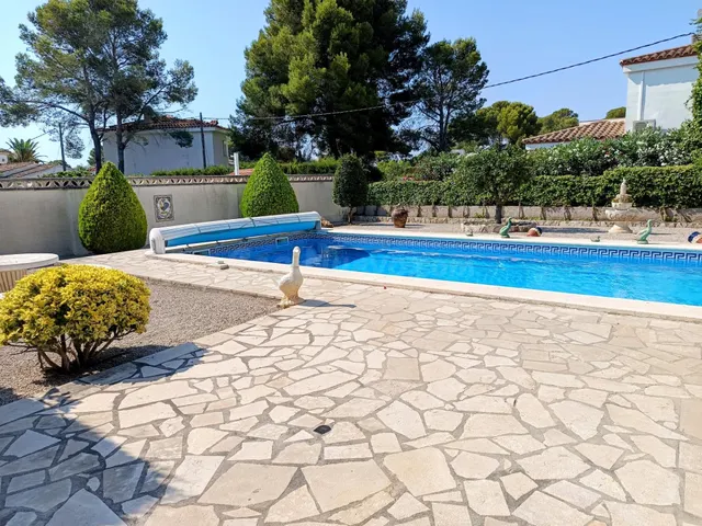 Bonita y amplia villa independiente con piscina a tan solo 2 - foto 3