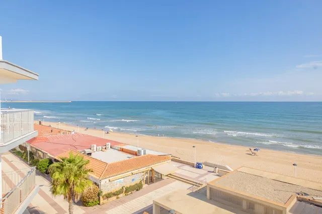 LUMINOSO APARTAMENTO CON VISTAS AL MAR A LA PLAYA DE DAIMÚS. — 27