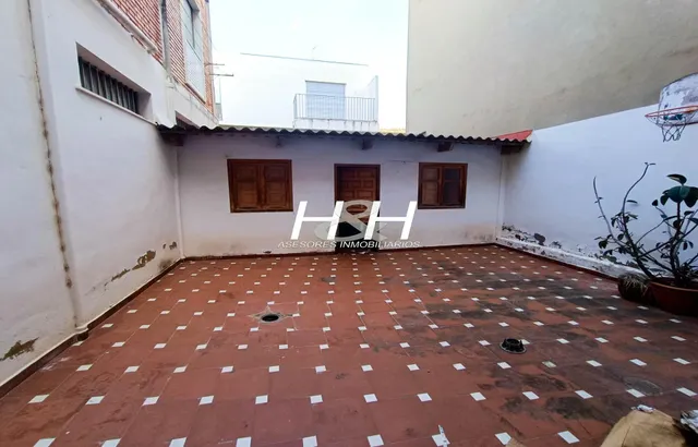 Amplio local con terraza en zona centro. / HH Asesores, Inmobiliaria en Burjassot / — 13