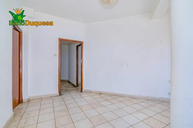 Piso de 4 Dorm. en Camino de Ronda. Para REFORMAR. — 29