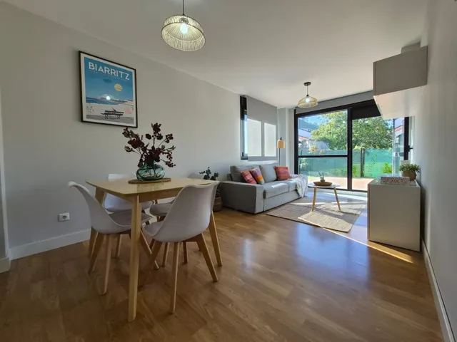 SE PONE A LA VENTA BAJO CON TERRAZA Y JARDIN DE DOS habitaci