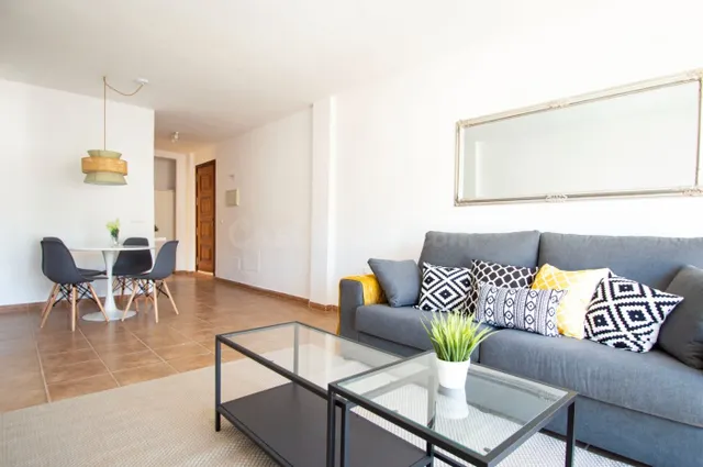 VIVIENDA TOTALMENTE AMUEBLADA CON PATIO INTERIOR - foto 2