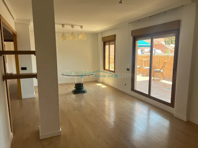 Ático con terraza, vistas abiertas y orientación sur en el c