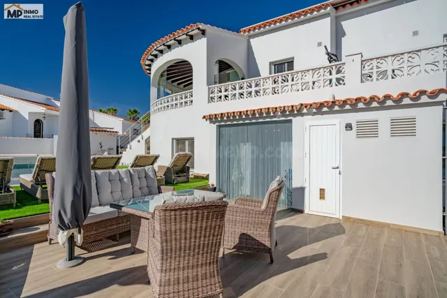 Villa moderna con apartamento de invitados y vistas al Peñón - foto 3