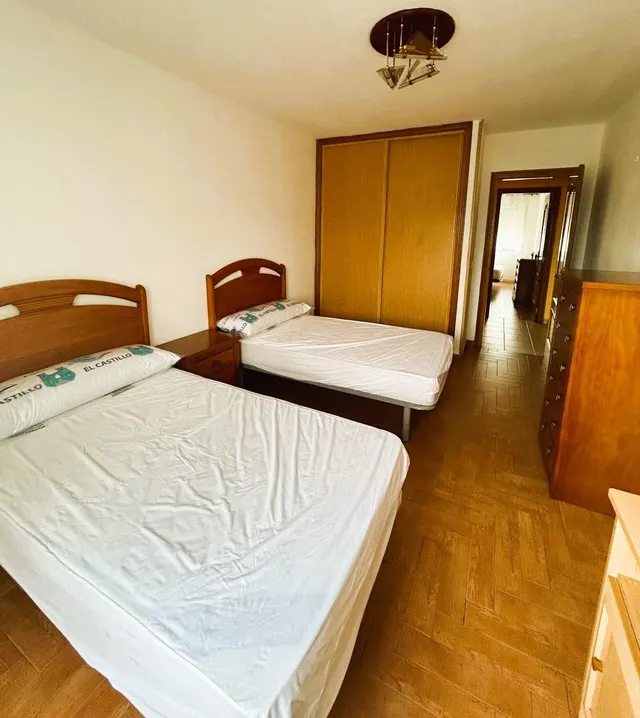 SE VENDE AMPLIO PISO EN CALLE ZARAGOZA — 8
