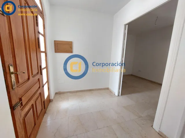 Casa con seis dormitorios y garaje en zona de Tercia - foto 3