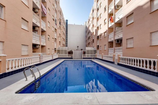 Apartamento de 2 dormitorios con piscina comunitaria en Torrevieja — 30