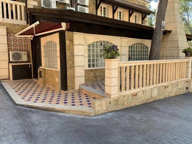 Villa de estilo mallorquín con amplio jardín de pinos en Cala Vinyes — 27