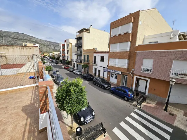 Se vende casa en casco antiguo de Oropesa, detrás del ayuntamiento. Casa con fachada a 3 calles — 31