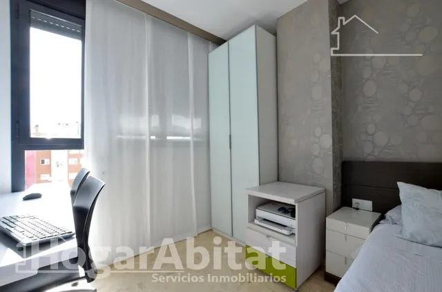 ¡vistas despejadas! amplio, alto y moderno con ascensor y balcón — 50