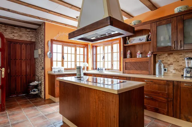 Finca de 20.000 m2 con vivienda principal, apartamento independiente y espacio para toda la familia — 18