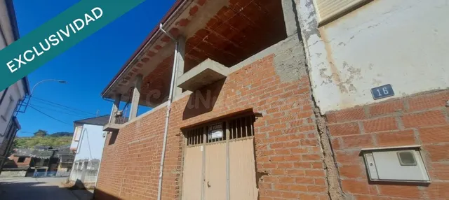 Casa sin terminar en valtuille de arriba con garaje y patio