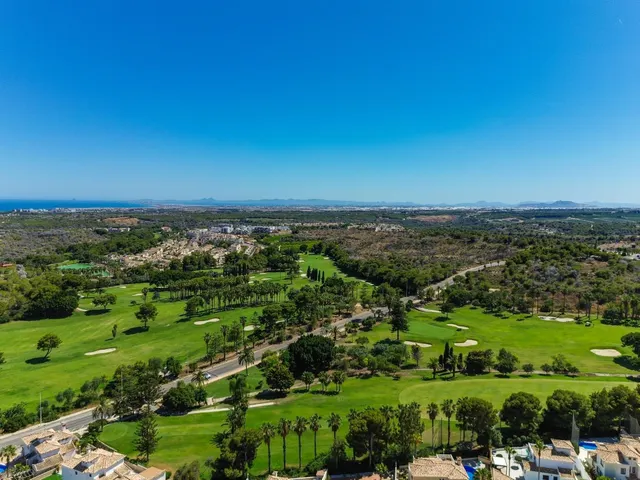 Bungalow de 2 dormitorios y piscina comunitaria en Orihuela Costa — 36