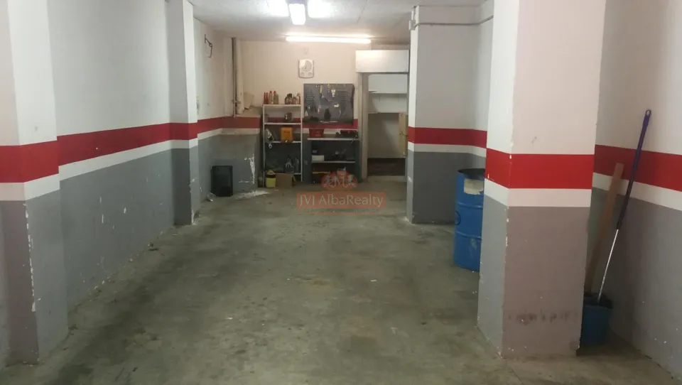 OPORTUNIDAD! SE VENDE LOCAL-GARAJE CON VADO EN LA CALLE OCTAVIO CUARTERO