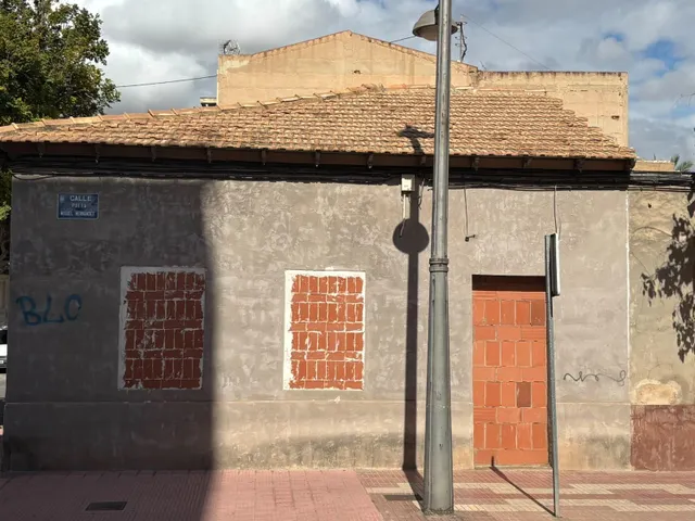 Casa independiente en esquina con gran potencial de rehabilitación o nuevo proyecto — 8