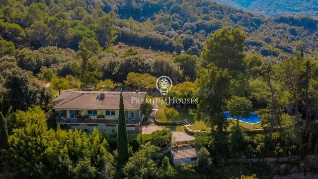 Exclusiva casa en Vallromanes. Naturaleza, privacidad y vistas panorámicas. — 2