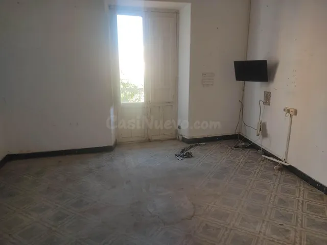 AMPLIA VIVIENDA CON EXCELENTE UBICACIÓN CÉNTRICA - foto 2
