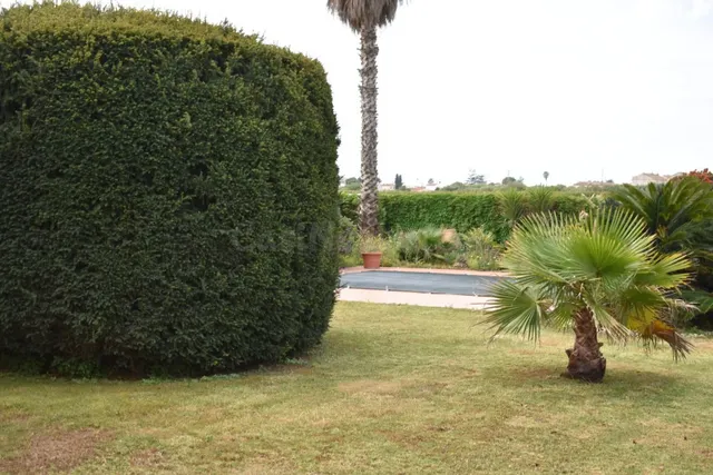 Chalet con piscina, jardín y 2 almacenes grandes cerca de la - foto 5