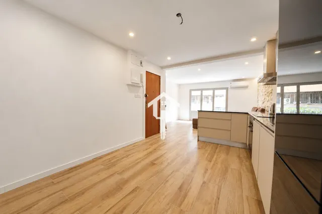 Entreplanta totalmente reformada con 2 patios en exclusiva en zona benalúa de Alicante — 4